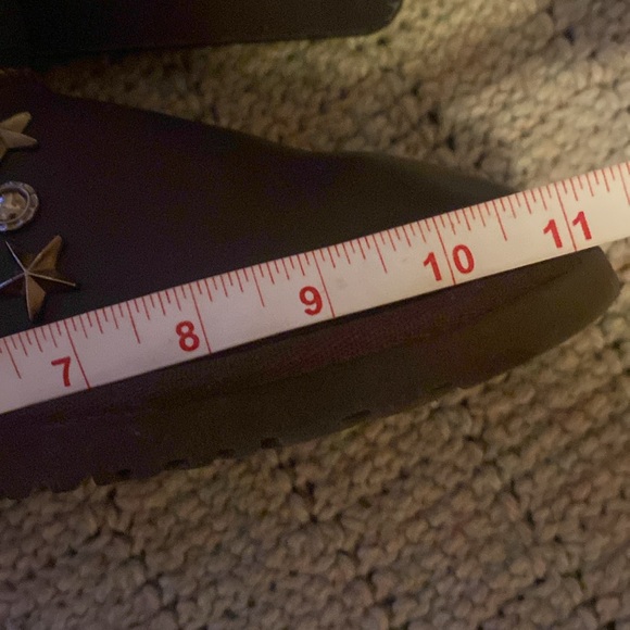 - 🦊Ugg NWOT Big Kids leather studded boots. EUC. All studs in place. 👏 - Picture 16 of 16